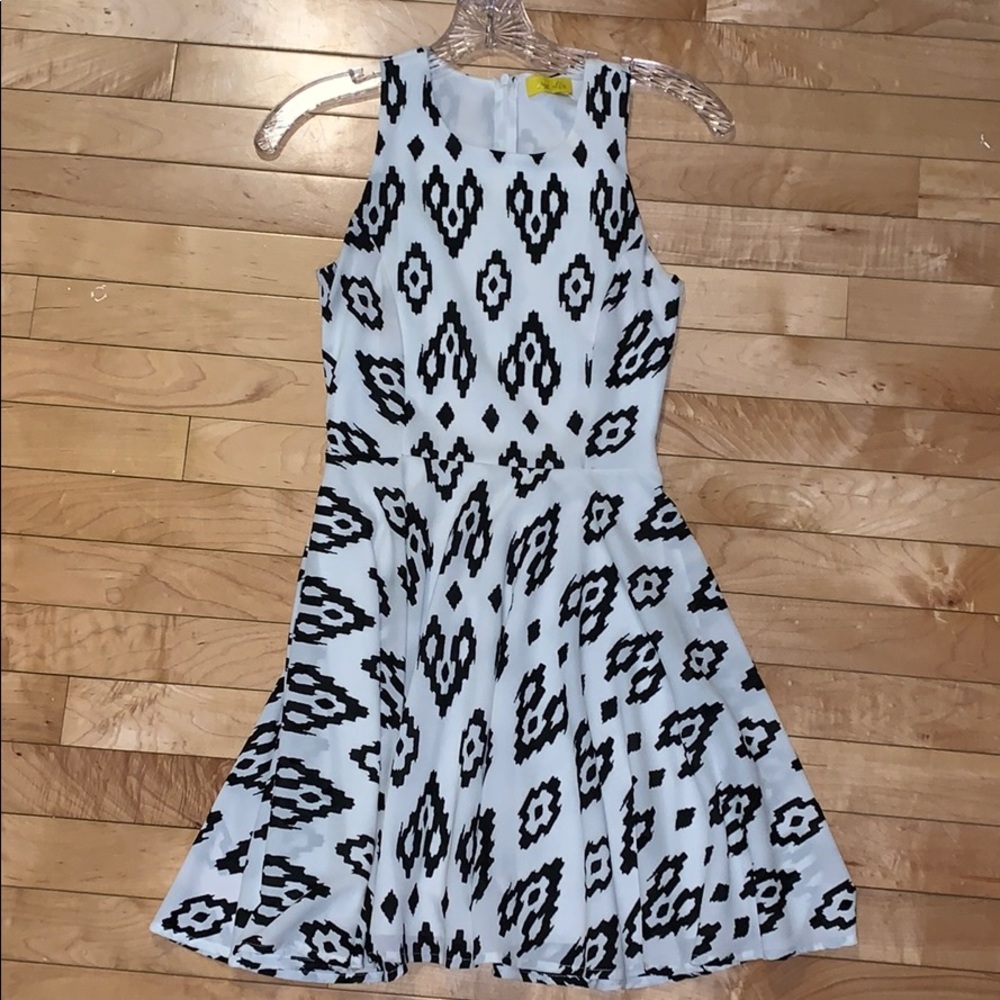 Size XS black and white dress